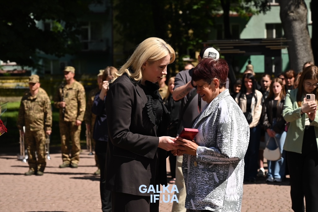 У Франківську під час “Дзвону пам’яті” родинам полеглих воїнів вручили державні нагороди (ФОТО)