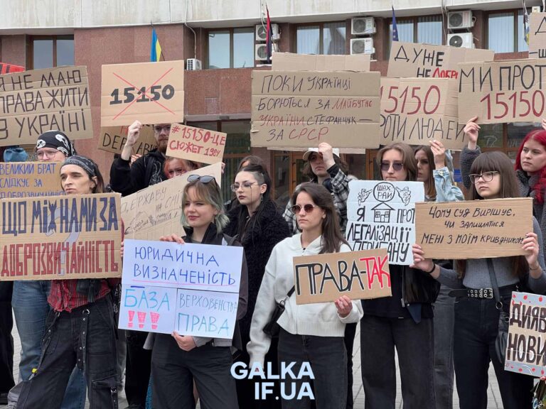 “Боряться за традиційні цінності, де чоловік б’є жінку?”: франківці про напад на активісток після мирної акції проти закону 15150