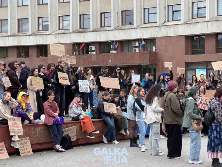 У Франківську після мирної акції напали на активісток: поліціянти затримали двох молодиків
