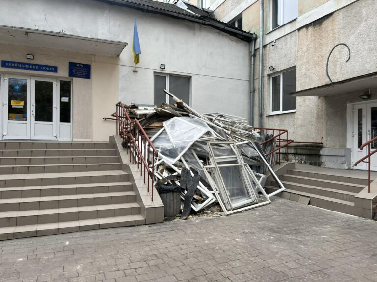У Франківську відновлюють перинатальний центр після російської атаки: вже замінили 79 вікон (ФОТО)