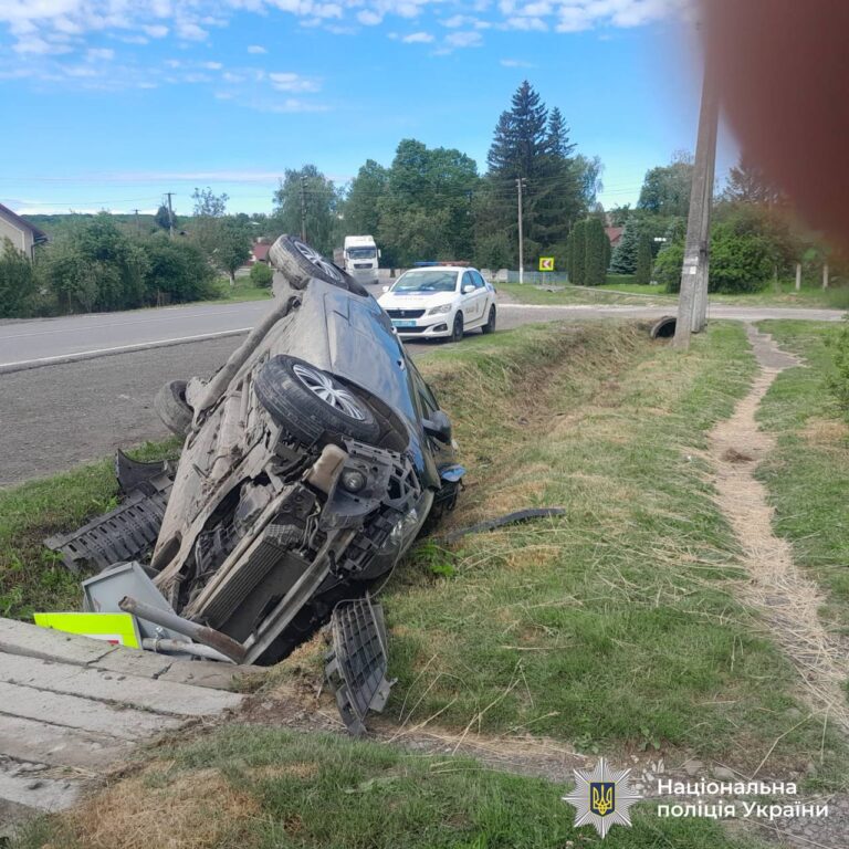 На Тлумаччині автомобіль перекинувся на дах (ФОТОФАКТ)