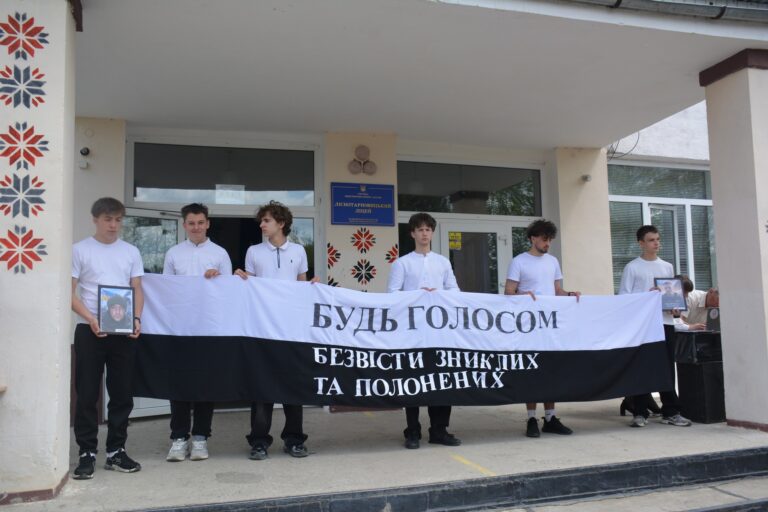 Двоє захисників вважаються зниклими безвісти: у ліцеї на Надвірнянщині підняли Прапор надії (ФОТО)