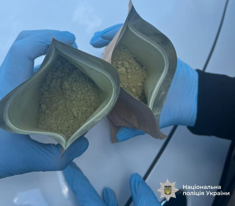 У Заболотові затримали 22-річного за 200 грамів наркотику “кратом”, замовленого через соцмережу