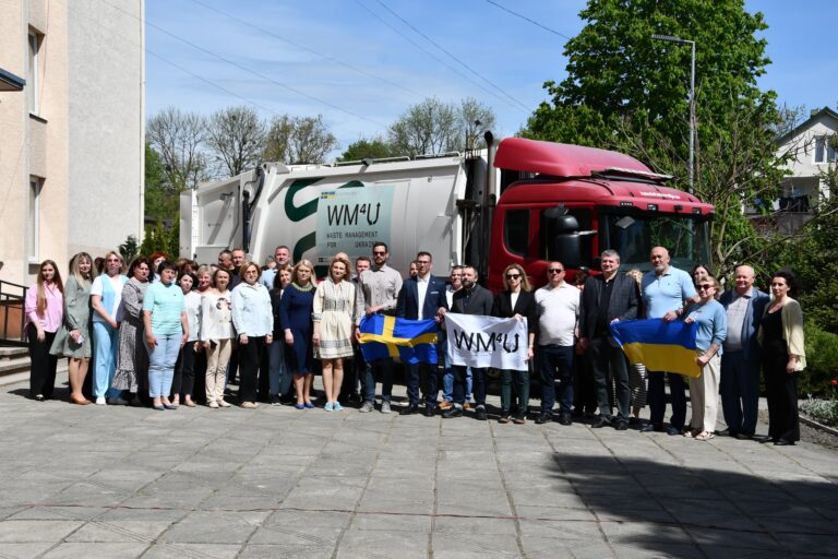 Для віддалених сіл: Рогатинська громада отримала сміттєвоз від шведського міста (ФОТО)