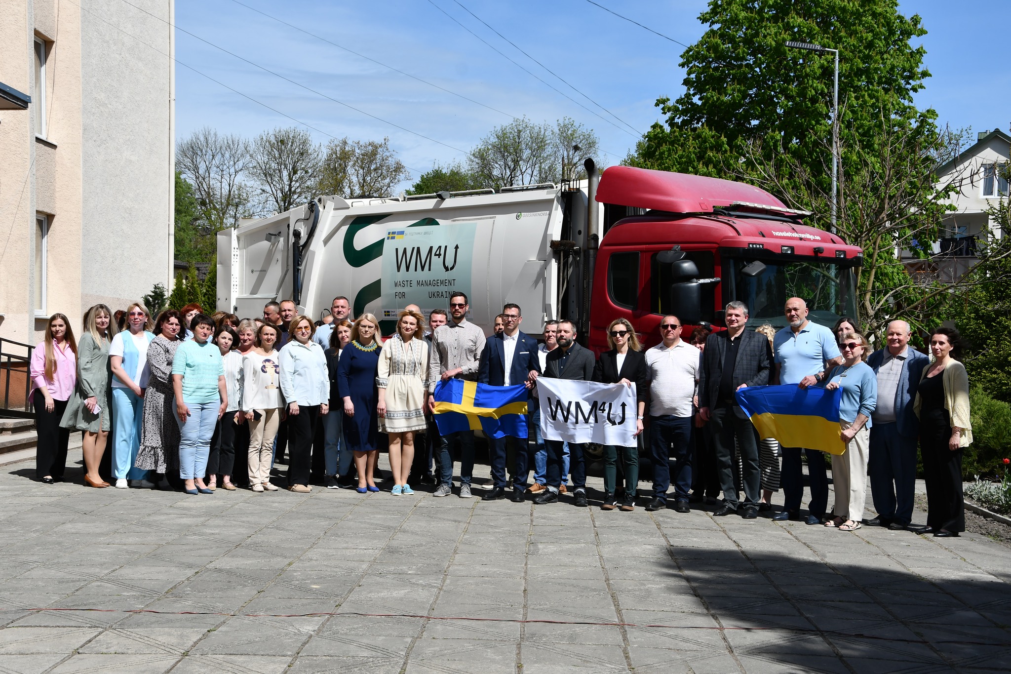 Для віддалених сіл: Рогатинська громада отримала сміттєвоз від шведського міста (ФОТО)