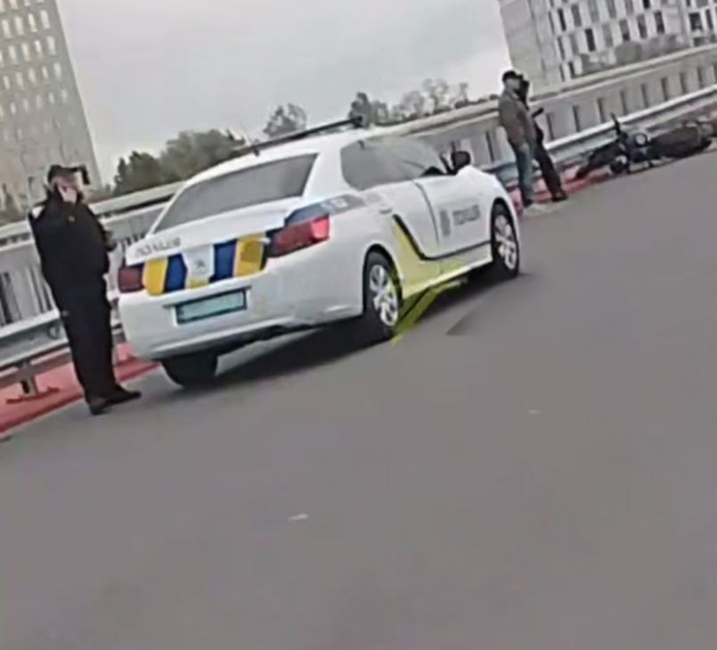 На новому Пасічнянському мосту мотоцикліст збив дитину