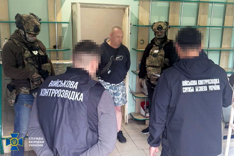 Автомати, гранати та міни на понад 4 млн грн: на Прикарпатті викрили торговців “трофейною” зброєю (ФОТО)