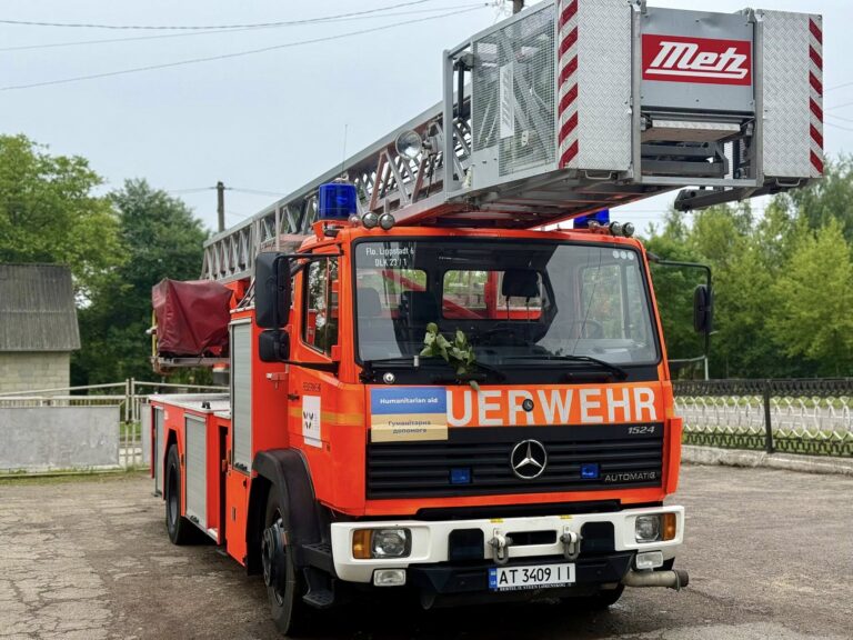 Калуські рятувальники отримали пожежний автомобіль від міста-побратима Ліппштадта