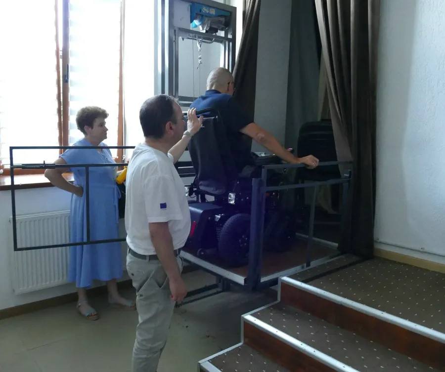 У Калуші встановили унікальний підйомник та відкрили тифлоікону для людей із порушеннями зору