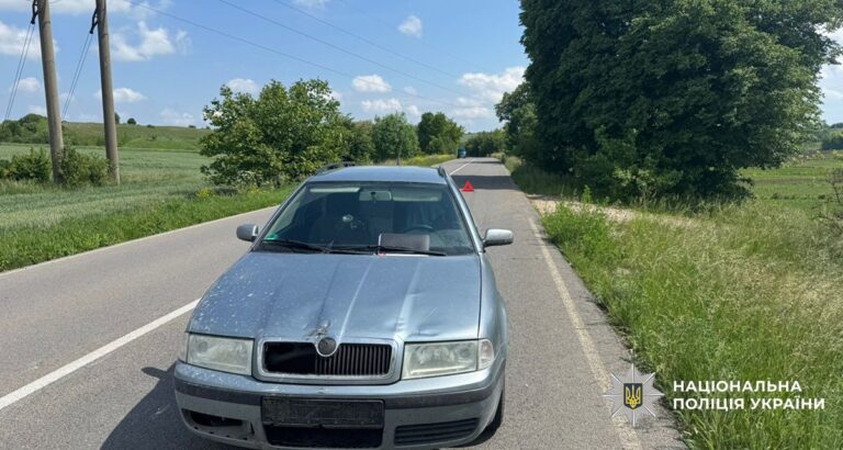 На Тлумаччині Skoda зіткнулася з мотоциклістом — водій двоколісника постраждав (ФОТО)