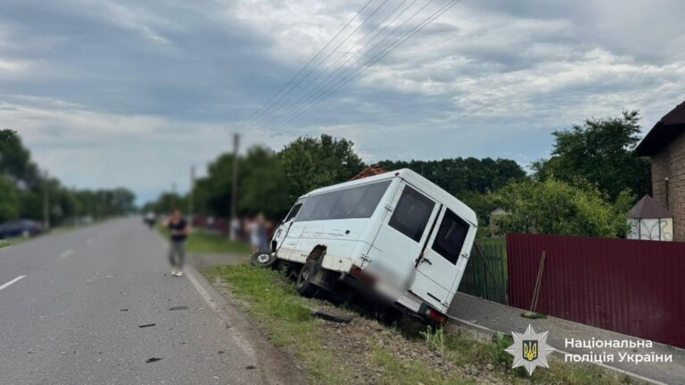 На Коломийщині зіткнулися рейсовий автобус і Hyundai: постраждали шестеро людей, серед них — дитина (ФОТО)