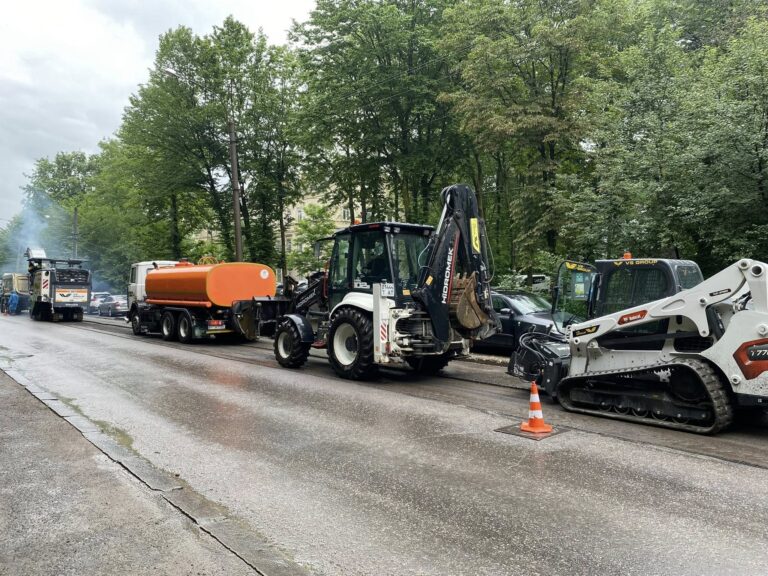 На Чорновола почали зрізати асфальт: на вихідних рух ще буде відкритий (ФОТО)
