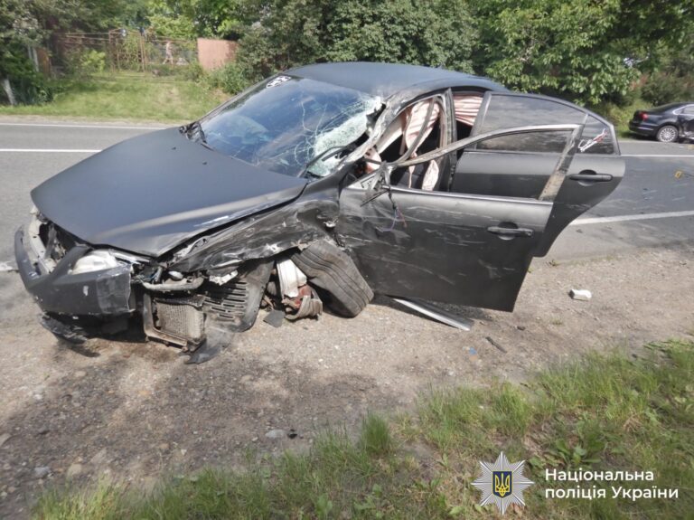 В Отинії на зустрічній смузі Mazda врізалася у вантажівку, а потім — у Volkswagen (ФОТО)