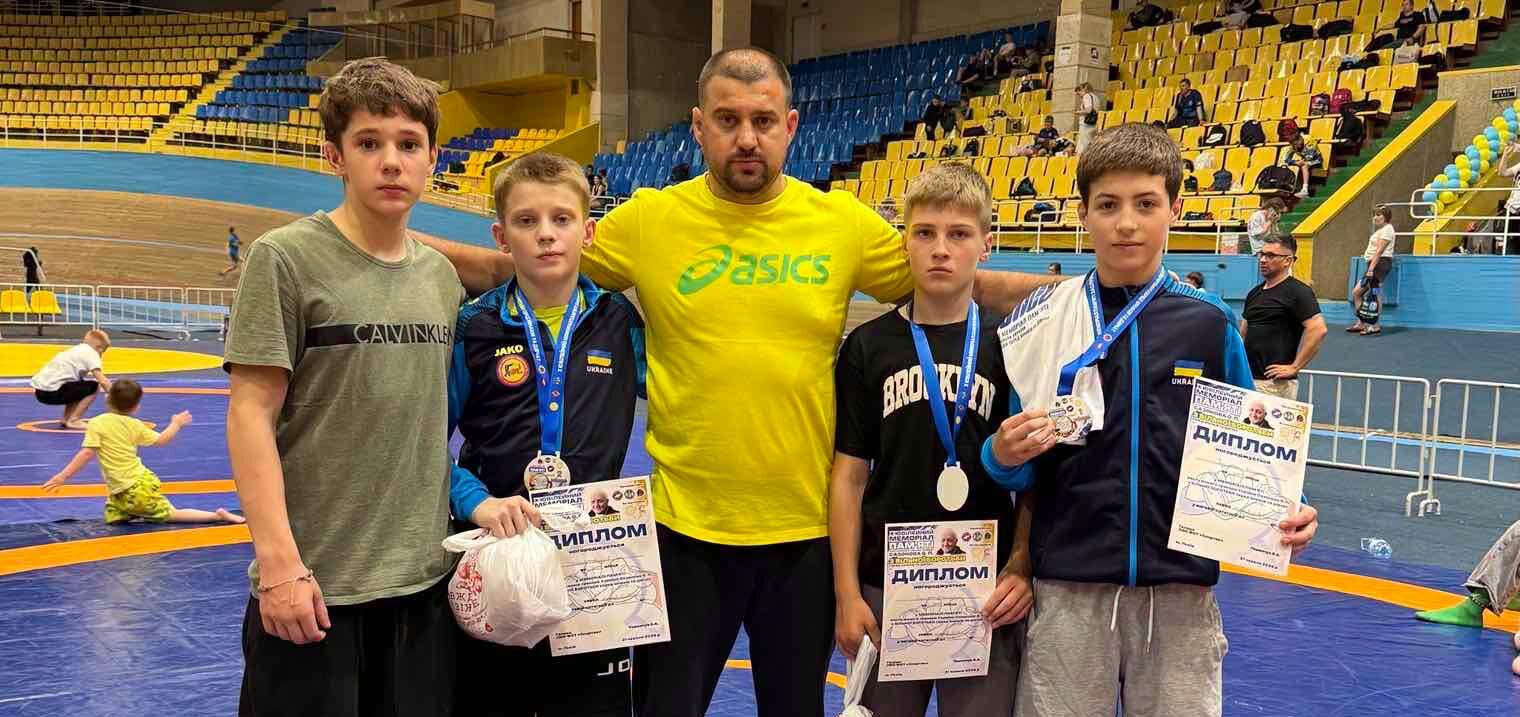 Прикарпатські спортсмени вибороли “золото” та два “срібла” на турнір з вільної боротьби