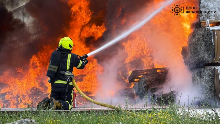У Франківську ліквідували масштабну пожежу на території індустріального парку (ФОТО, ВІДЕО)