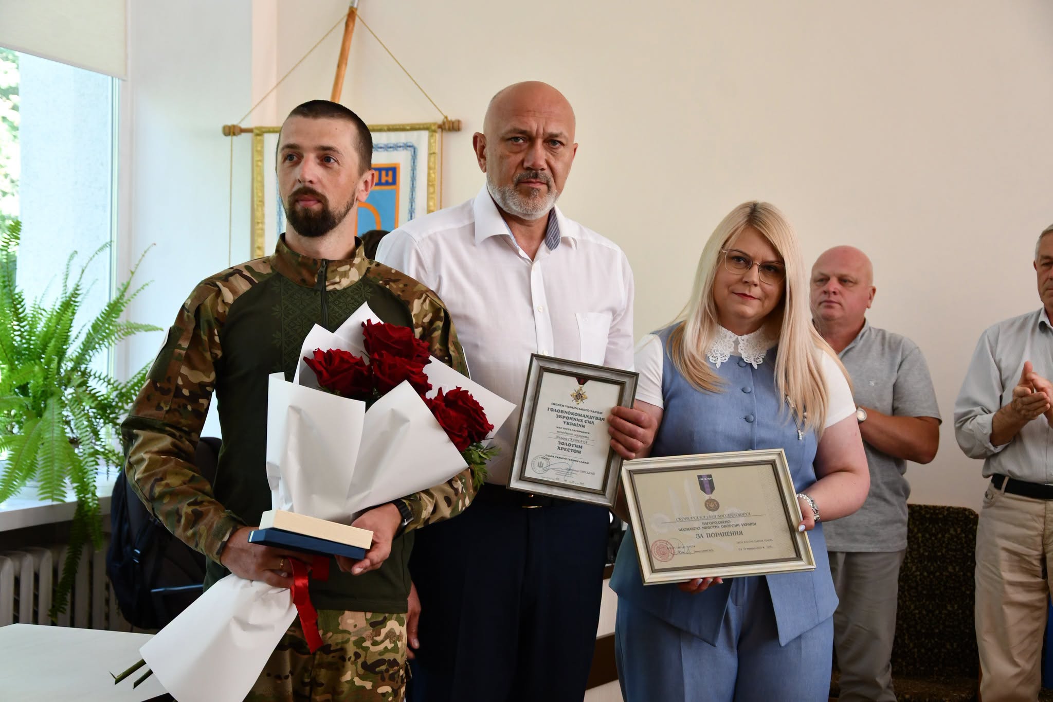 «Золотий хрест» та відзнака за поранення: у Рогатині вручили нагороди воїну Назару Скорбачу (ФОТО)