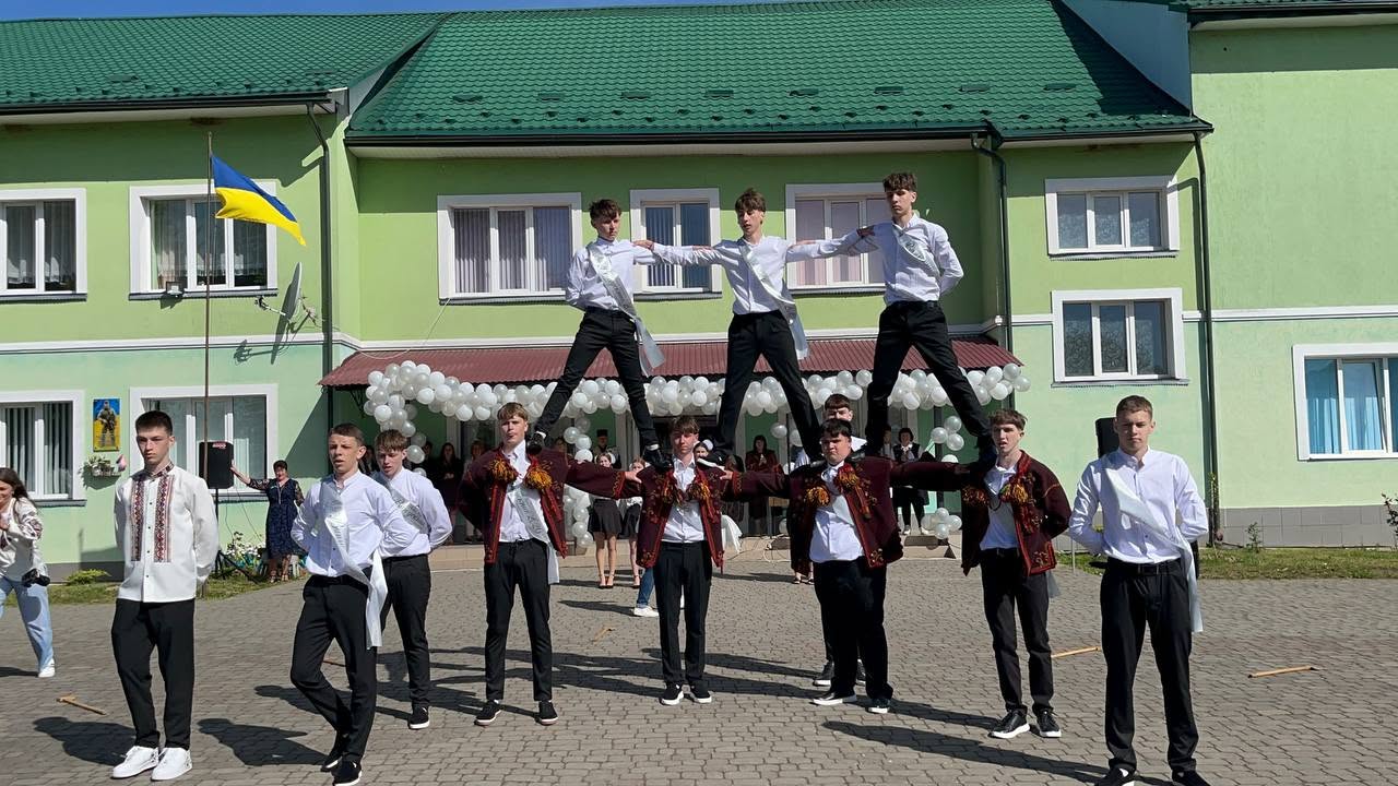 Замість прощального вальсу прикарпатські випускники затанцювали давній гуцульський аркан (ВІДЕО)