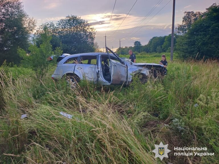 Біля Галича п’яний водій врізався в стовп — пасажир загинув (ФОТО)