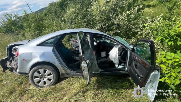 Зіткнулися Audi, автобус та евакуатор з трактором: перші деталі ДТП на Надвірнянщині (ФОТО)