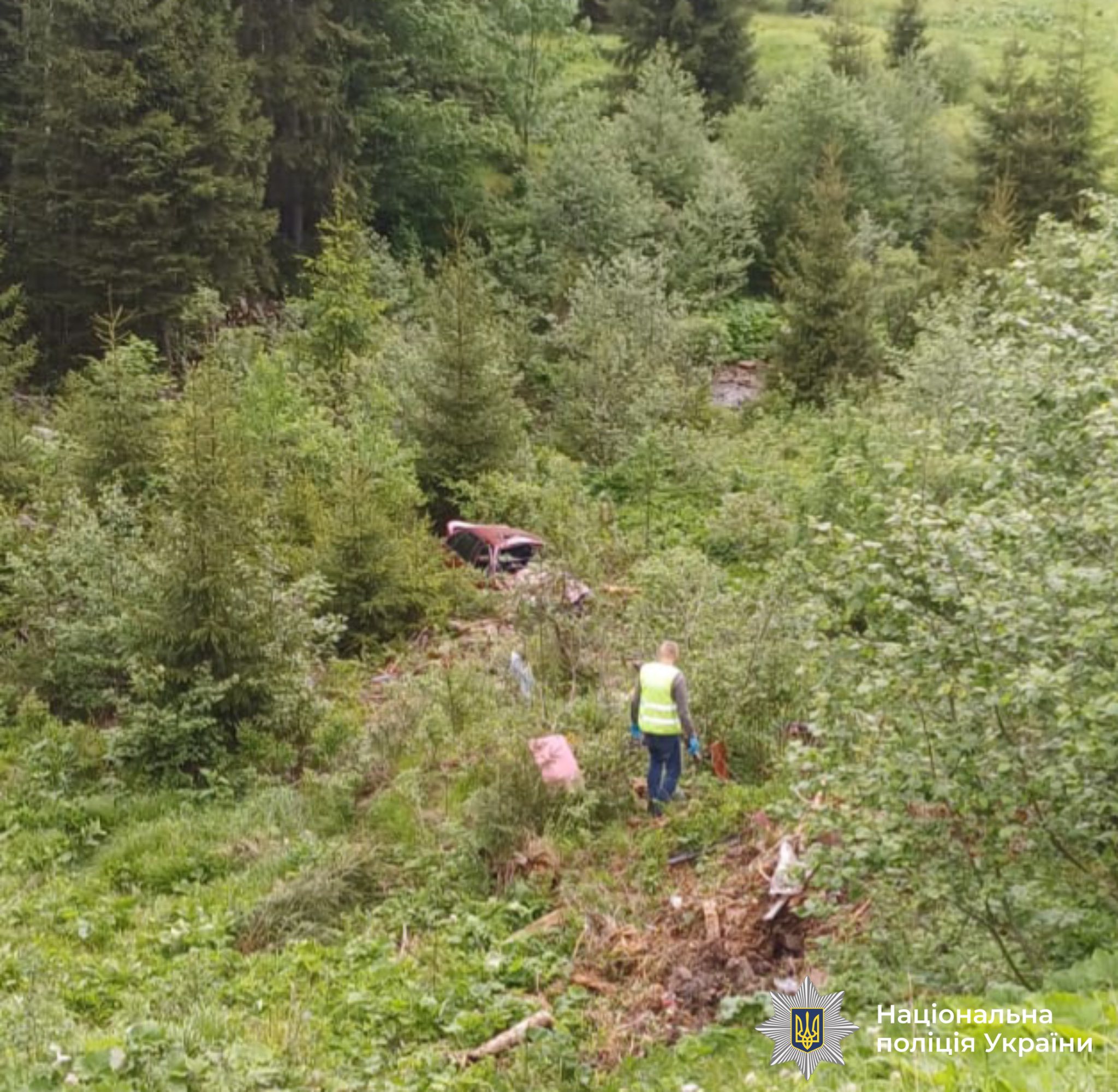 Троє людей загинули від падіння автівки у прірву на Калущині: деталі від поліції (ФОТО)