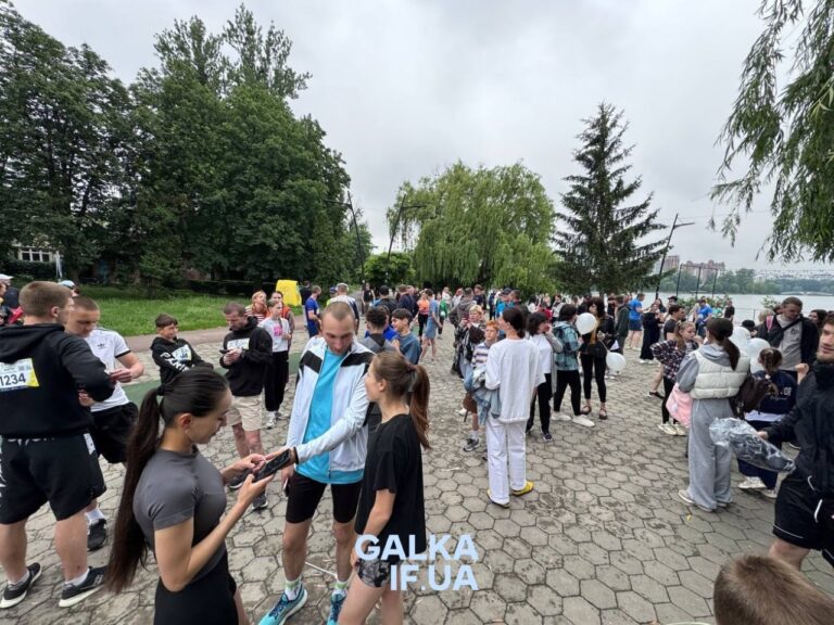 Понад 100 франківців вийшли на благодійний забіг, щоб допомогти 9-річному Данилу Вінтоніву