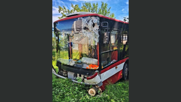 Суд закрив справу проти водія франківського автобуса, який виїхав у кювет, уникаючи наїзду на пішохода