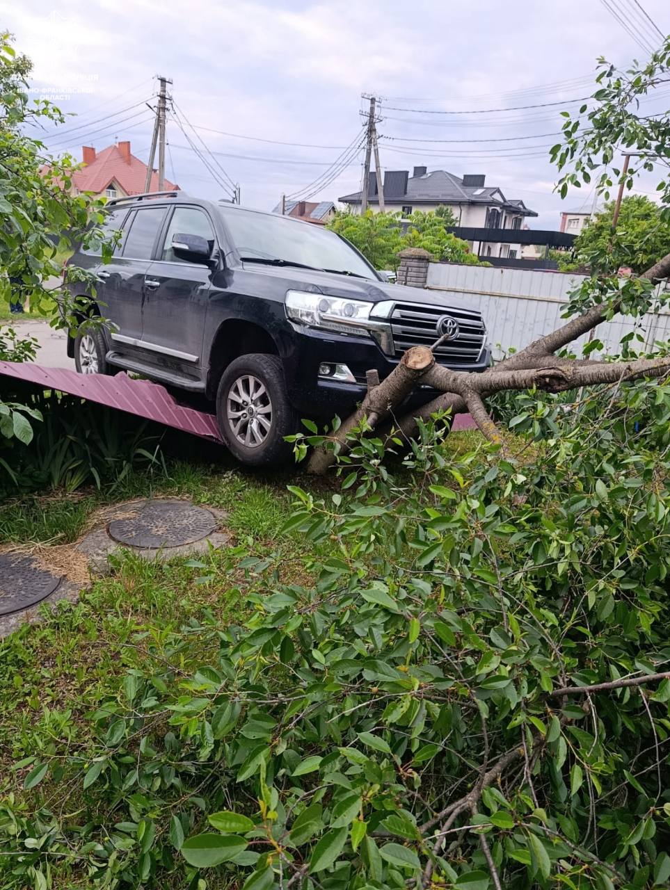 У Вовчинці Peugeot протаранив Toyota — авто відкинуло в паркан (ФОТОФАКТ)