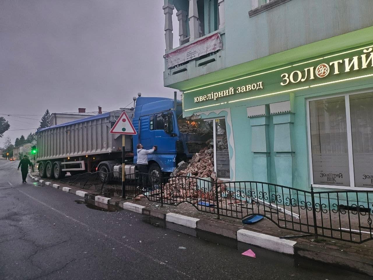 У Снятині вантажівка протаранила фасад історичної будівлі “Лілея” (ФОТО)