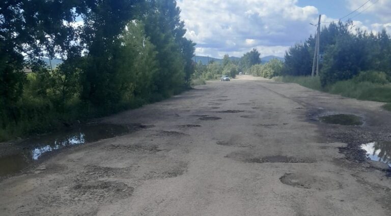 “Швидкі запізнюються, автобуси ламаються”: жителі Рожнятівщини скаржаться на катастрофічний стан дороги (ФОТО)