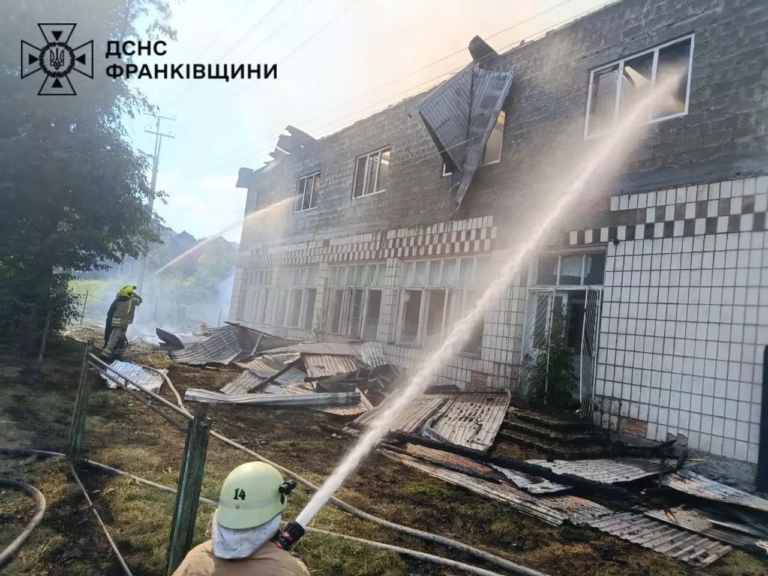 Горів старий ресторан: на Косівщині ліквідували масштабну пожежу (ФОТО)