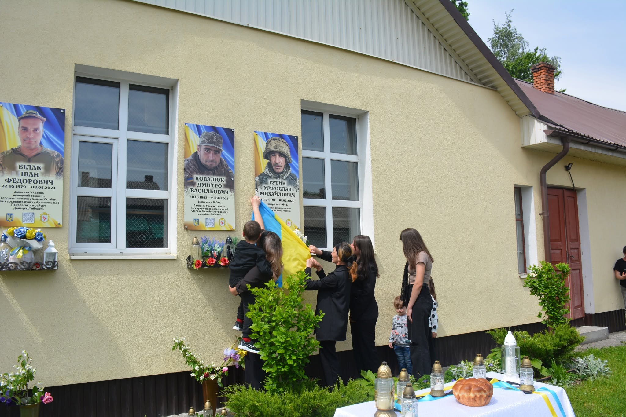 У Надвірнянській громаді відкрили пам’ятну дошку полеглому захиснику Мирославу Гутину