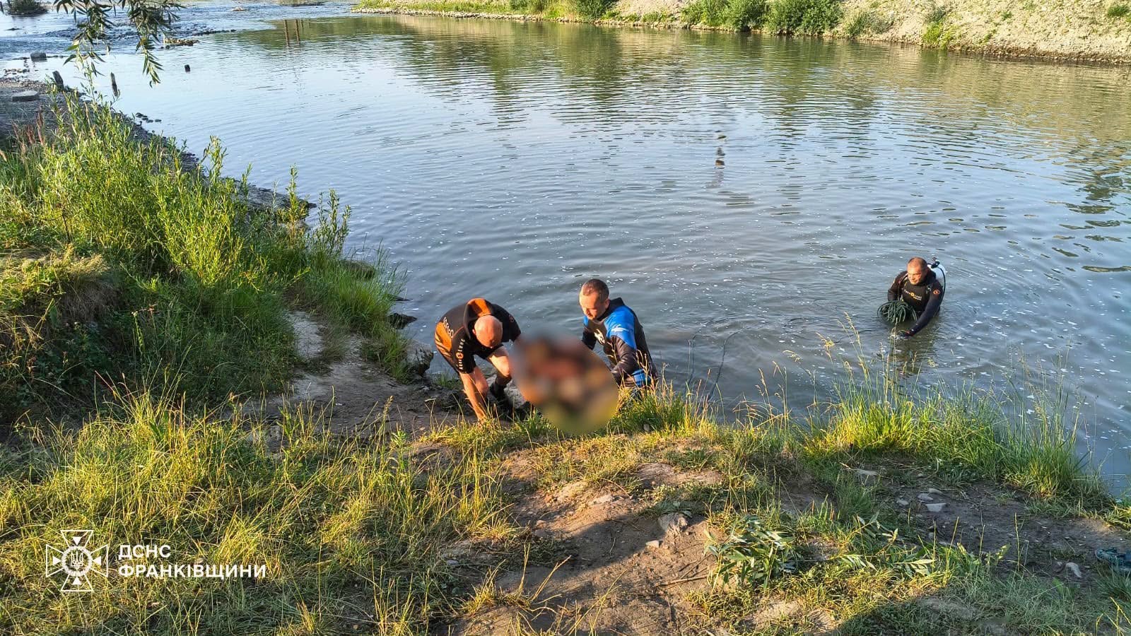 Тіло 18-річного юнака дістали з річки на Коломийщині (ФОТО)