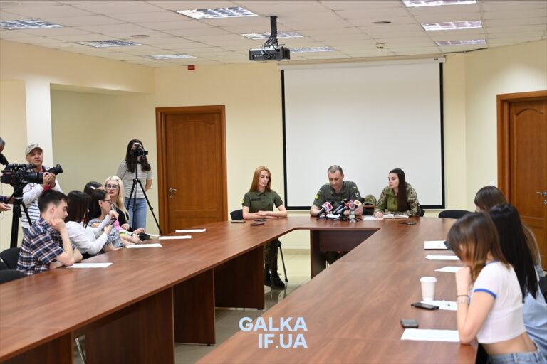 ЗСУ шукають фахівців: прикарпатцям розповіли про нові контракти та особливості рекрутингу (ФОТО)