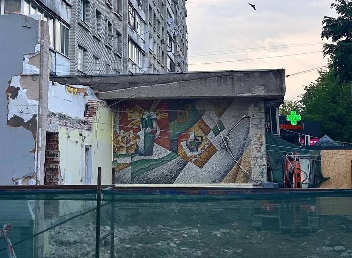 На Пасічній розбирають будівлю з 40-річною мозаїкою — що відомо (ФОТО)