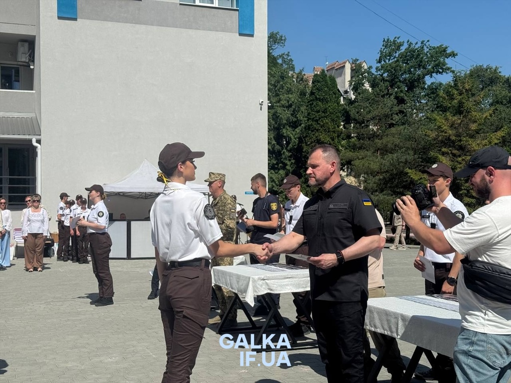 Капсула часу, обіцянка випускника і свідоцтва: у Франківську відбувся перший випуск ліцею МВС (ФОТО, ВІДЕО)