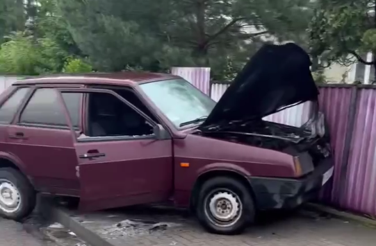 Автомобіль мера Косова без водія потрапив у ДТП та загорівся (ВІДЕО)