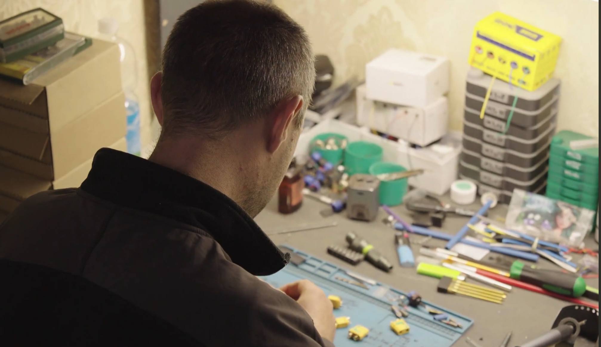 Технології замість автоматів: як лабораторія ”Едельвейсів” переобладнує дрони для безпеки пілотів (ВІДЕО)