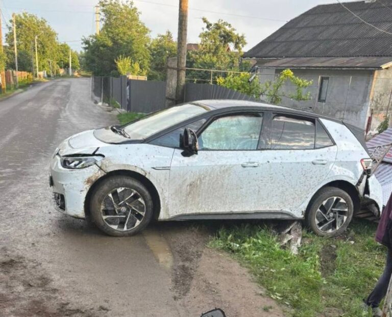 У Вовчинці Volkswagen “зніс” паркан: (ФОТОФАКТ)
