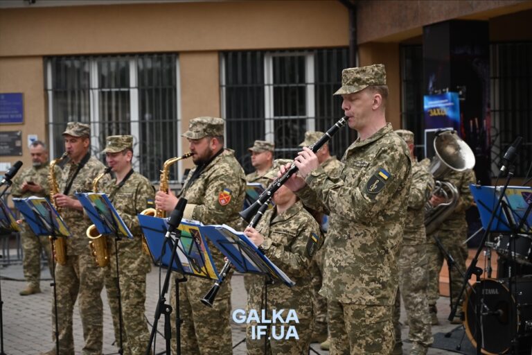 У центрі Франківська просто неба виступив військовий оркестр оперативного командування “Захід” (ФОТО)
