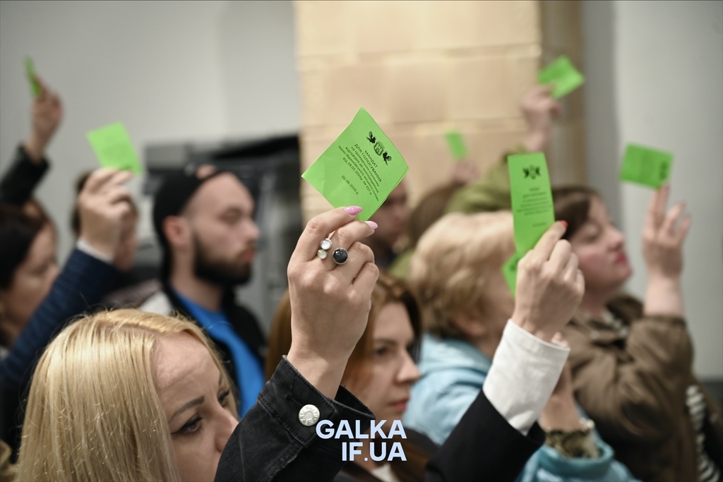 “Це схоже на політичний тиск і звуження можливостей людей”: у Франківську на громадських слуханнях розкритикували наміри мерії щодо електронних петицій (ФОТО)