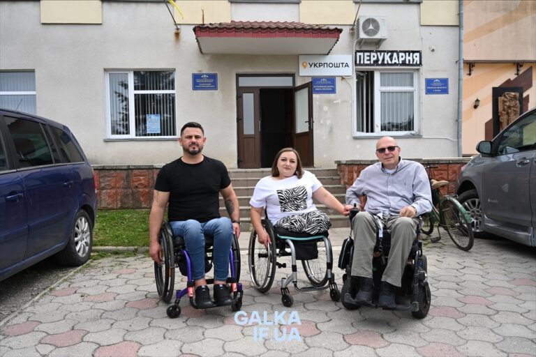 У Голині люди на кріслах колісних не можуть потрапити до старостату: староста каже, що звернень не було (ФОТО)
