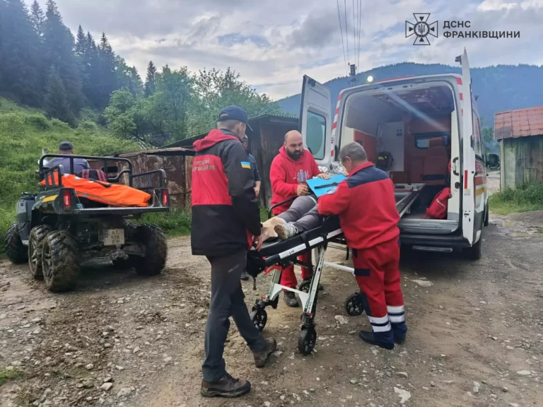 Рятувальники допомогли франківці, яка травмувала ногу на маршруті “Довбушеві Комори”