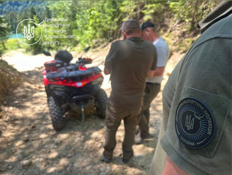 Заїжджали незаконно: у Карпатському нацпарку оштрафували чотирьох водіїв пікапів і квадроциклів