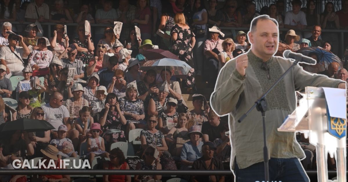 Вино, бутерброди, “шапочки” з газет та концерт: як Марцінків звітував за пів року роботи (ФОТОРЕПОРТАЖ)