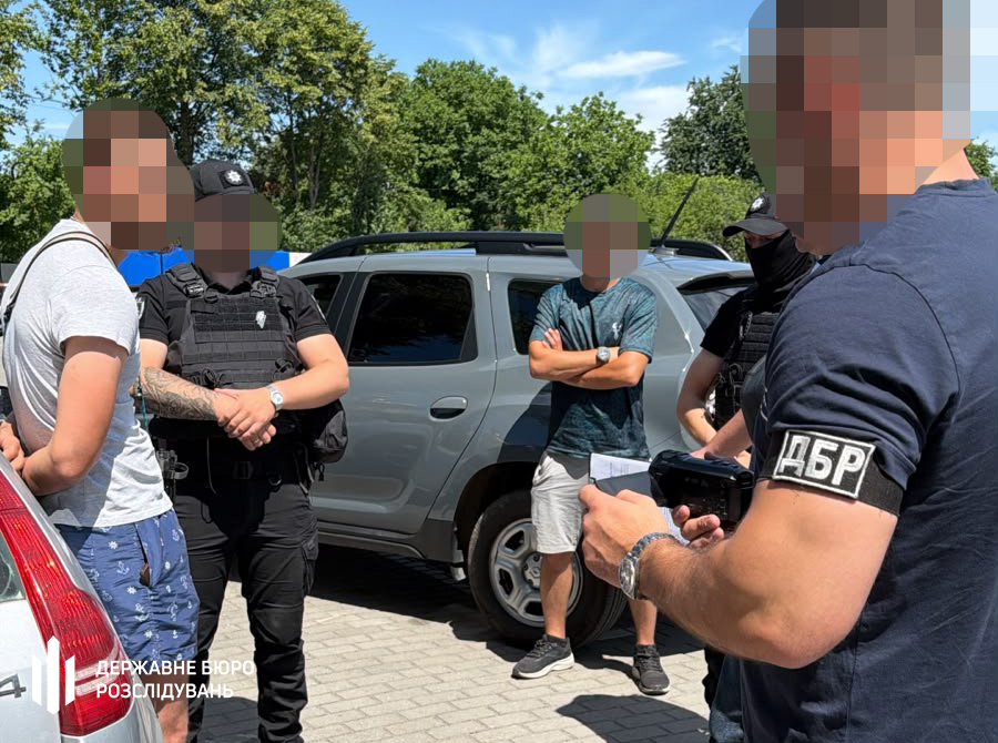 Автомати, гранати та дрон: на Прикарпатті затримали військового, якого підозрюють у продажі зброї (ФОТО)