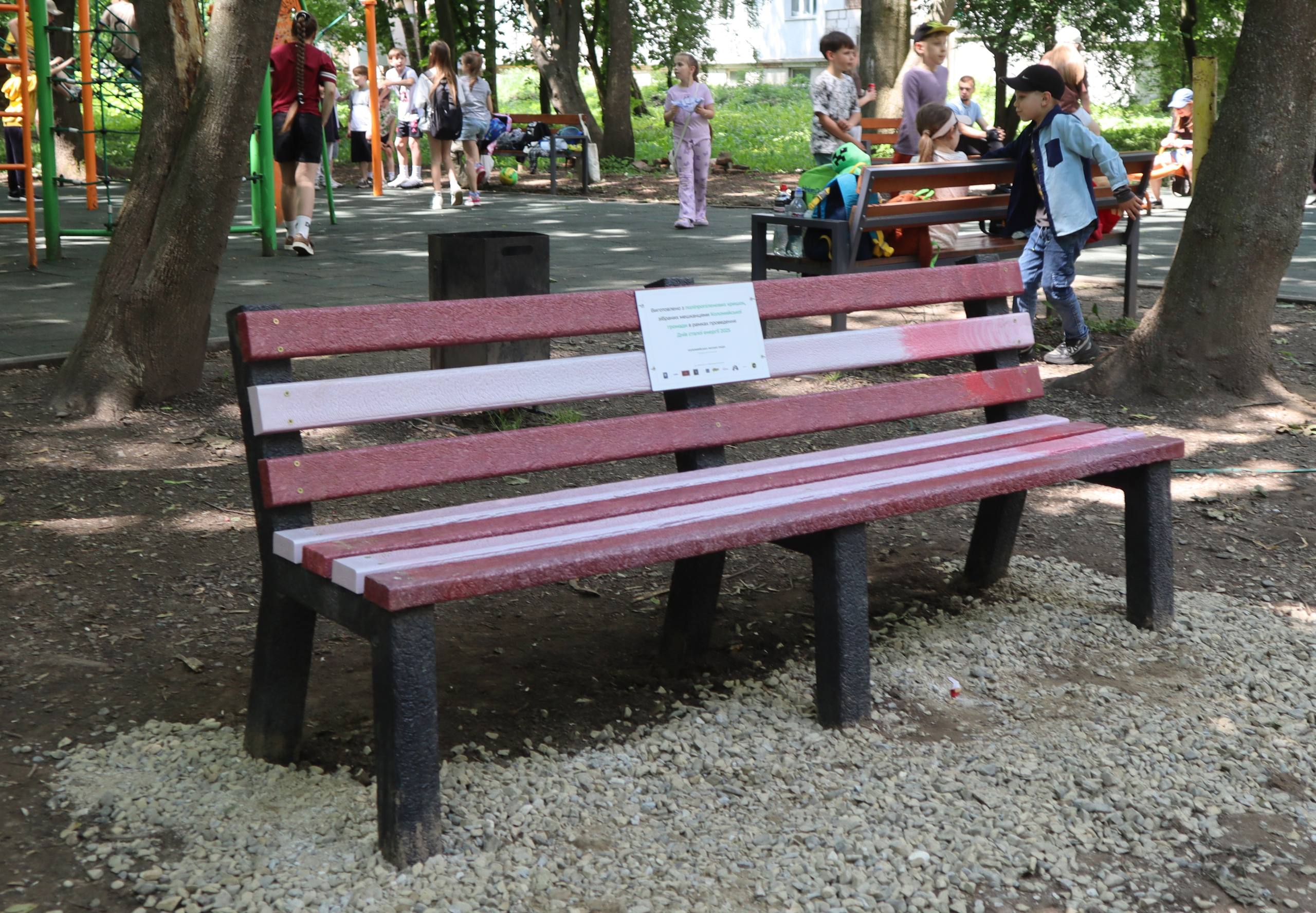 Були кришечки, стали лавочки: у Коломиї встановили нові еколавки (ФОТО)