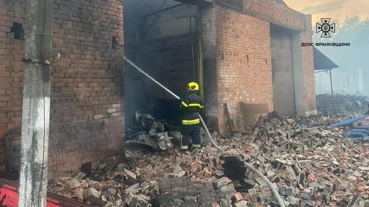 У Снятинській громаді горів склад фермерського господарства (ВІДЕО)