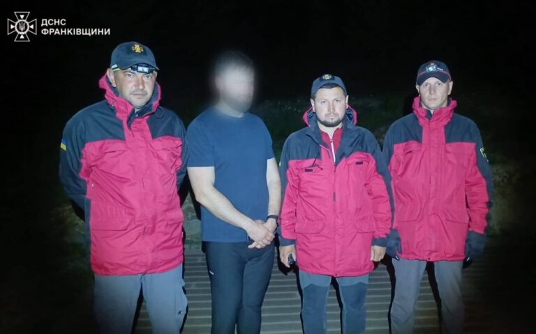 Відчув сильний біль та судоми: на полонині Ґаджина рятувальники допомогли туристу (ФОТО) 