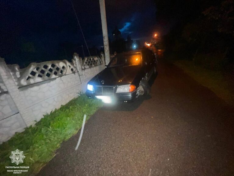 У Хриплині Mercedes врізався в електроопору: водій з ознаками сп’яніння і без посвідчення (ФОТОФАКТ)