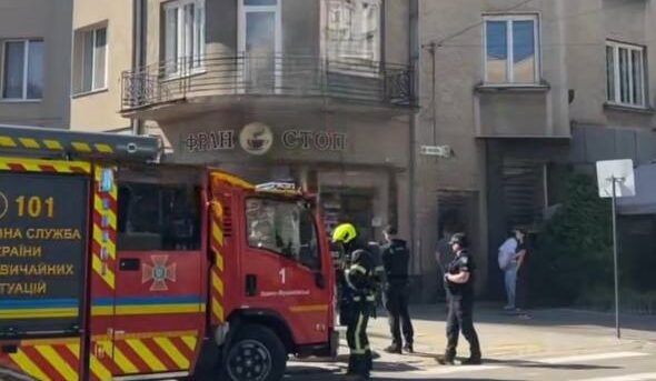 На Чорновола задимілося підвальне приміщення: на місці працюють вогнеборці (ФОТОФАКТ)